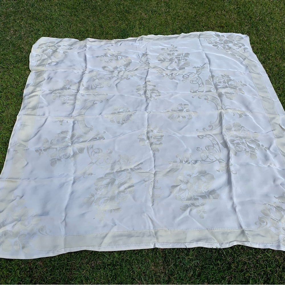 Table Cloth - Picture 4 of 5